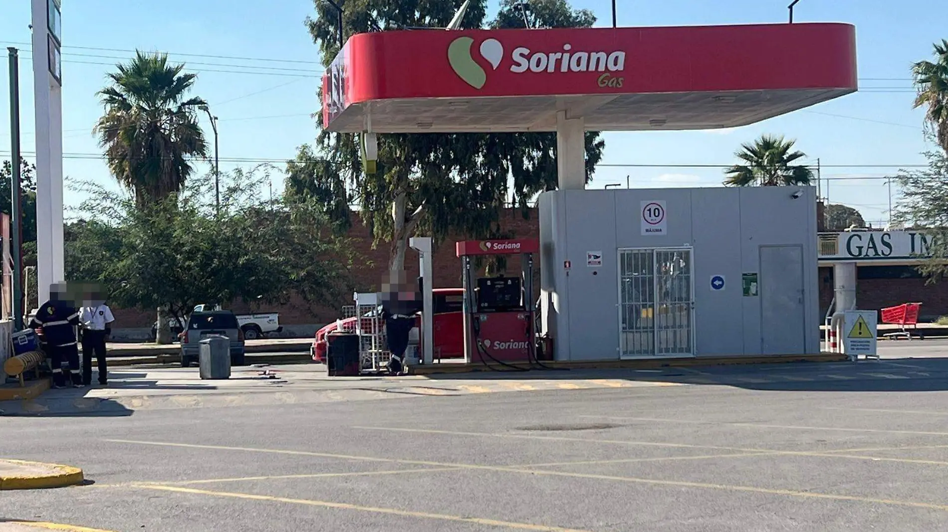 Asaltan a despachador de gasolinera y lo despojan de 50 mil pesos.